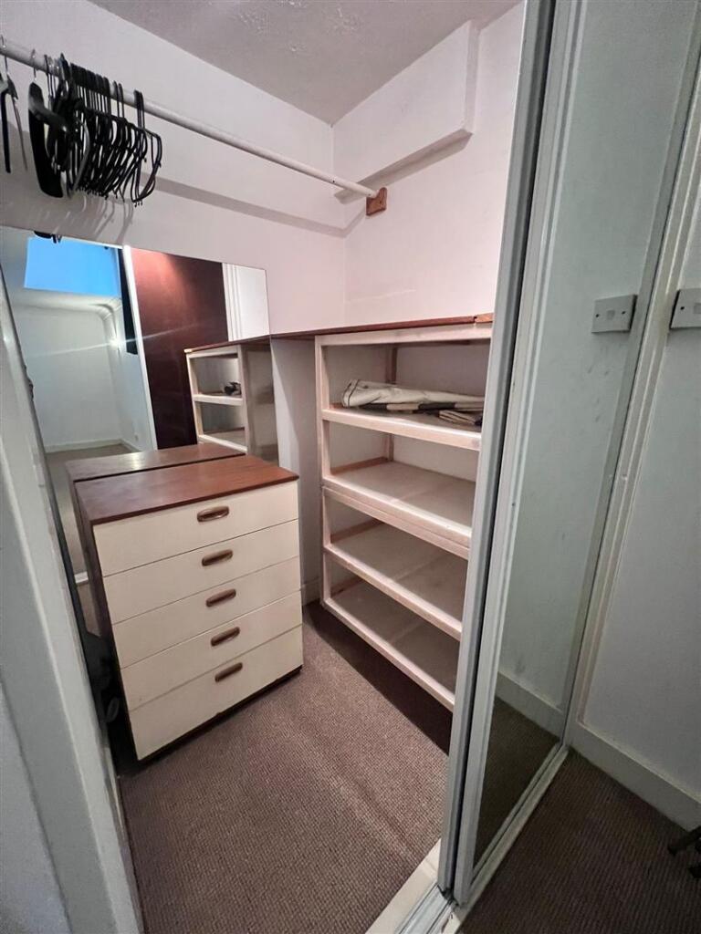 bed2 wardrobe.jpg
