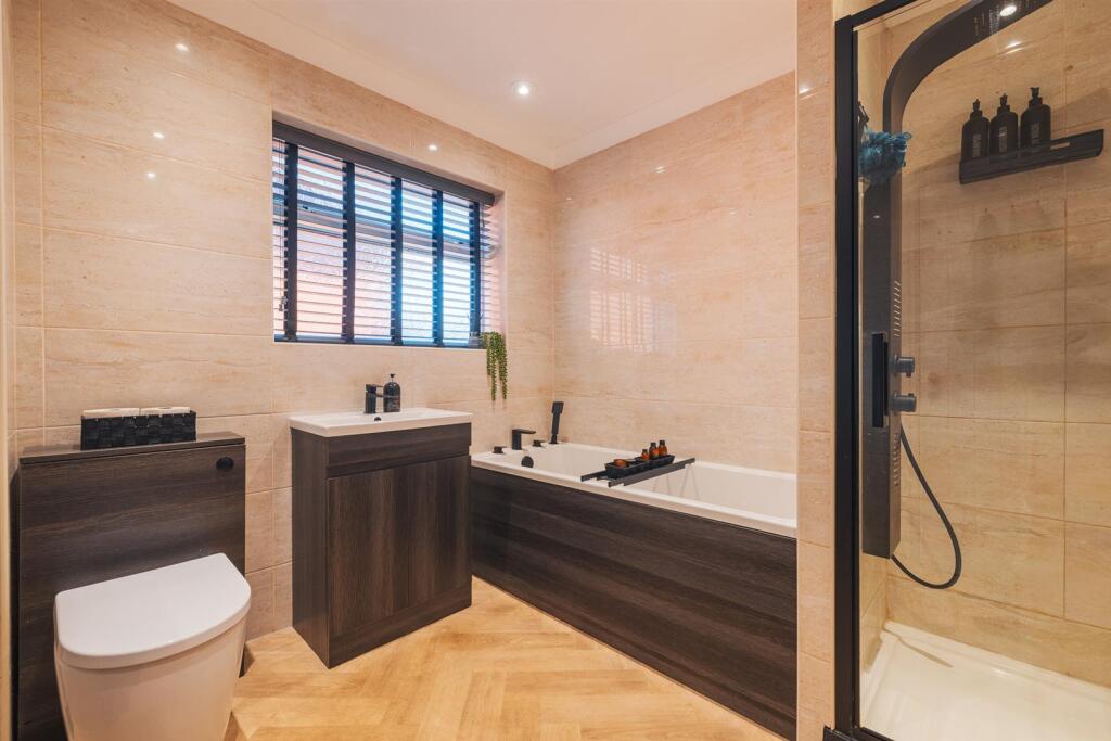 6 Greenfields Close-64.jpg