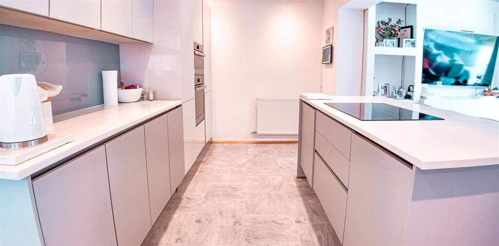 Fitted Kitchen &amp; Centre Island