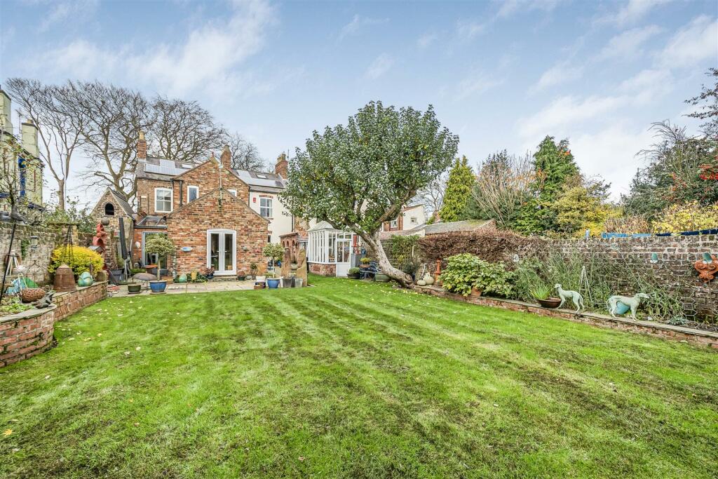 OUTSIDE/ GARDEN