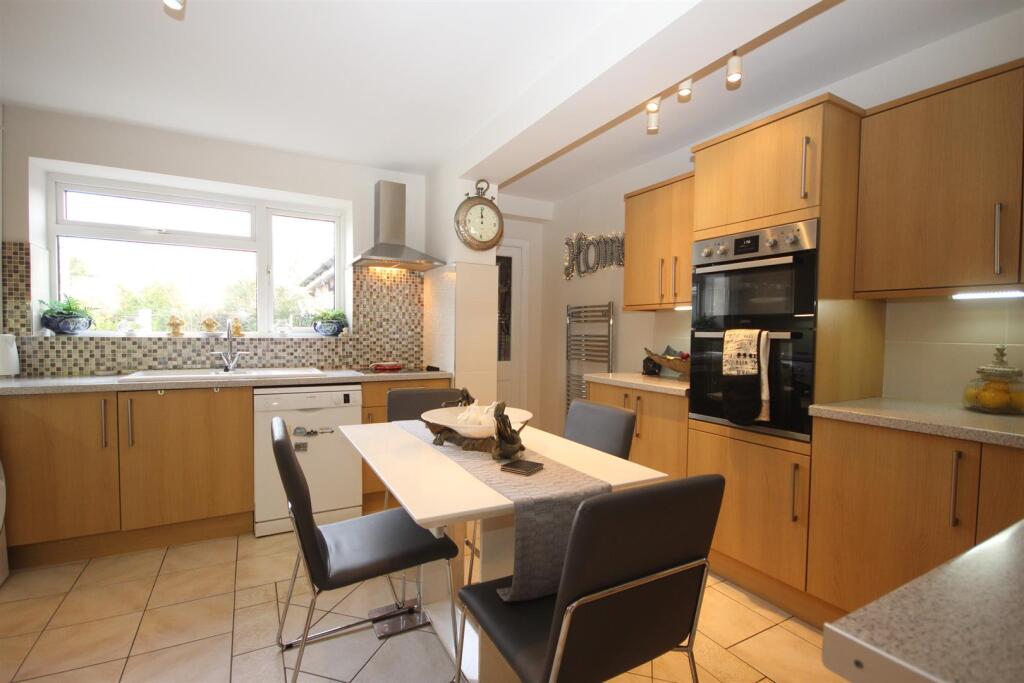 KITCHEN / BREAKFAST ROOM