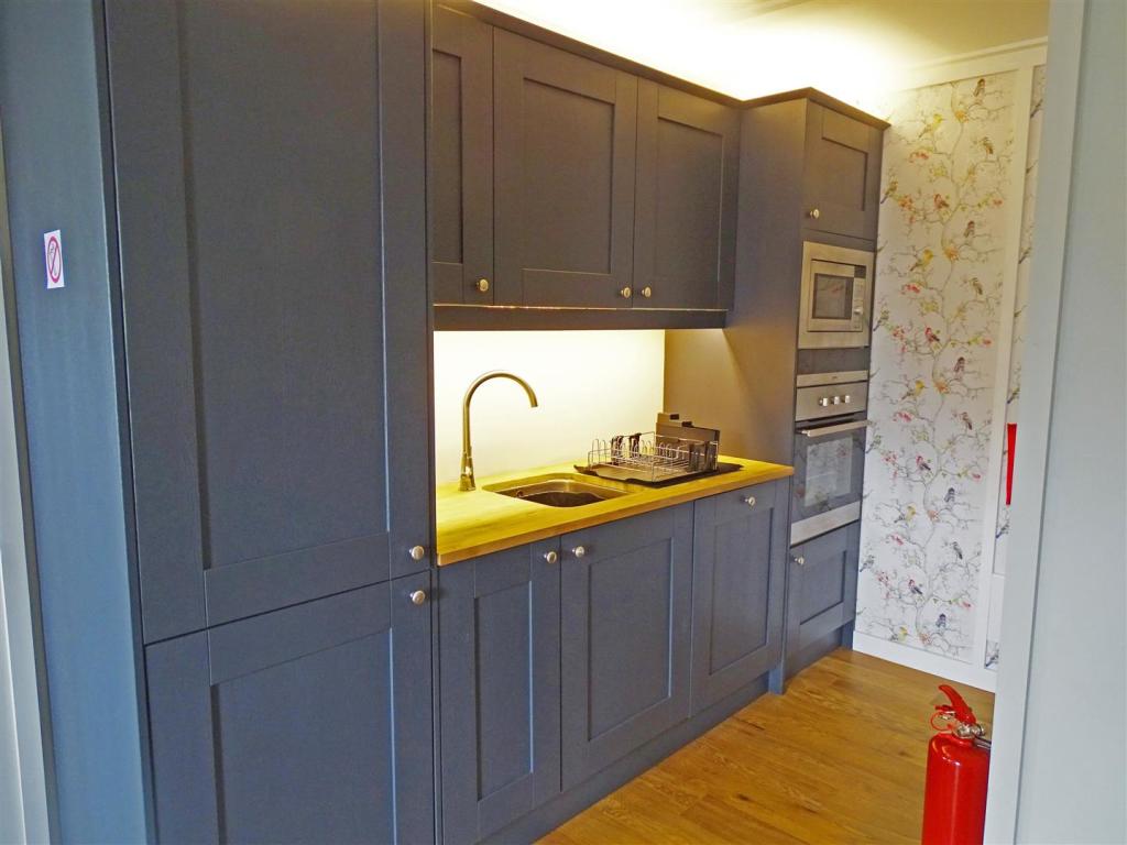 Lodge kitchen1.jpg