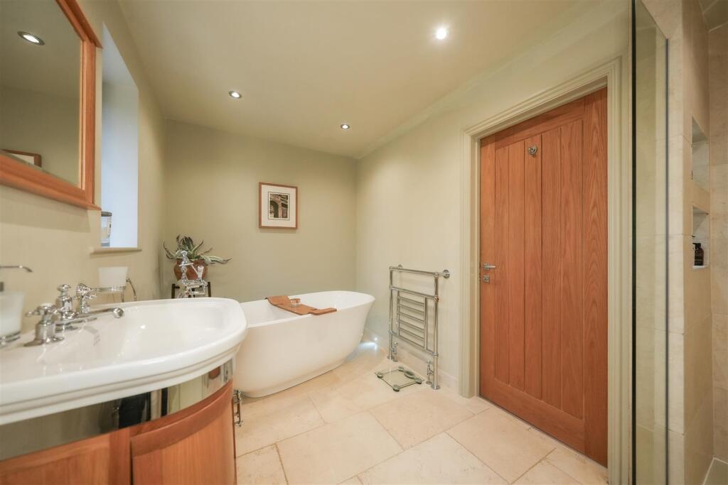 EN-SUITE BATHROOM
