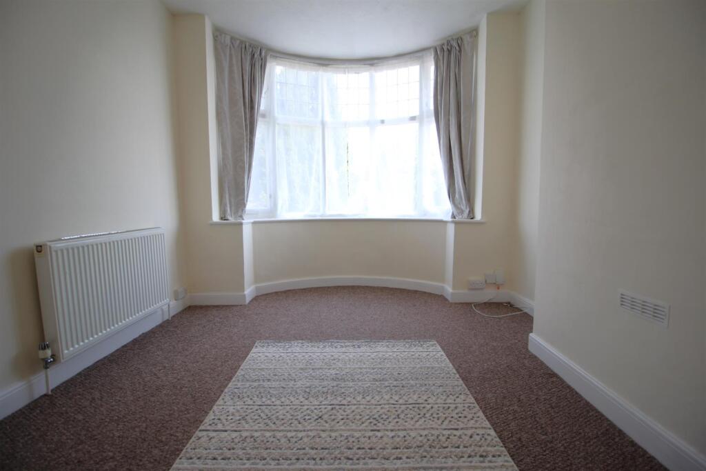 Lounge 1.JPG