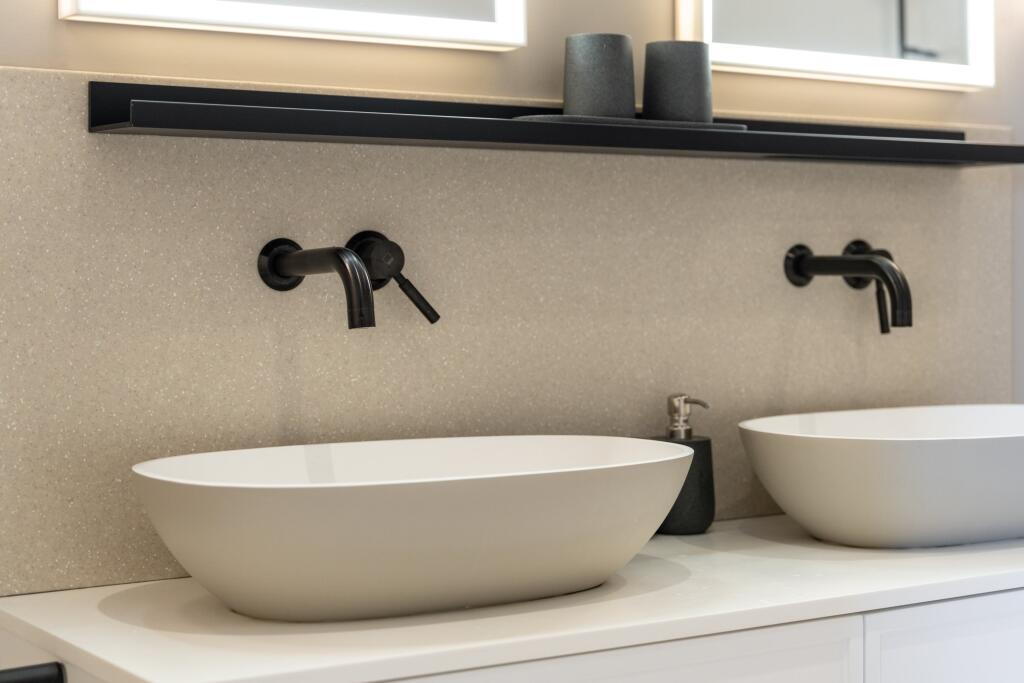 The Penthouse, Brist