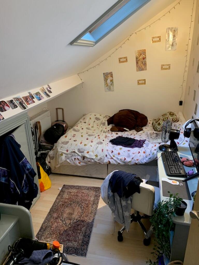 A cozy double bedroom featuring a comfortable b...