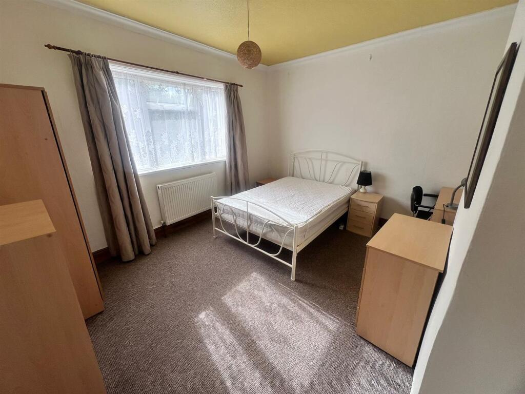 Bed1.jpg