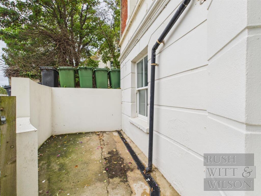 Courtyard pic 2 -  Ellensea Road.jpg