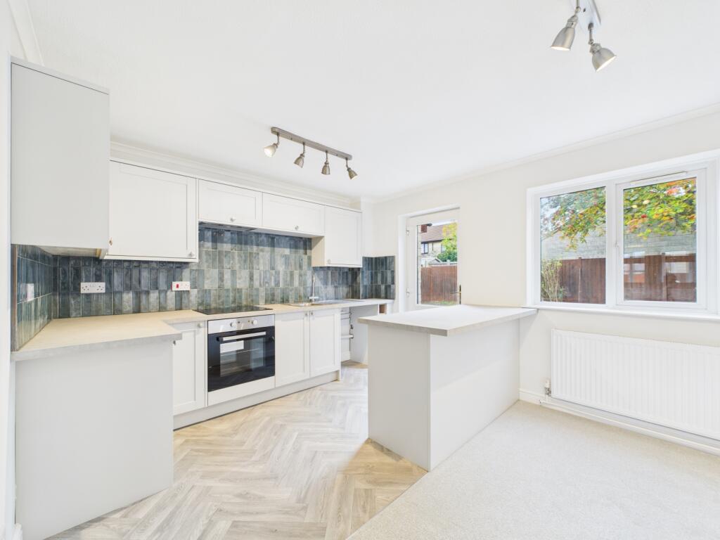 CAM02023G0-PR0184-STILL009