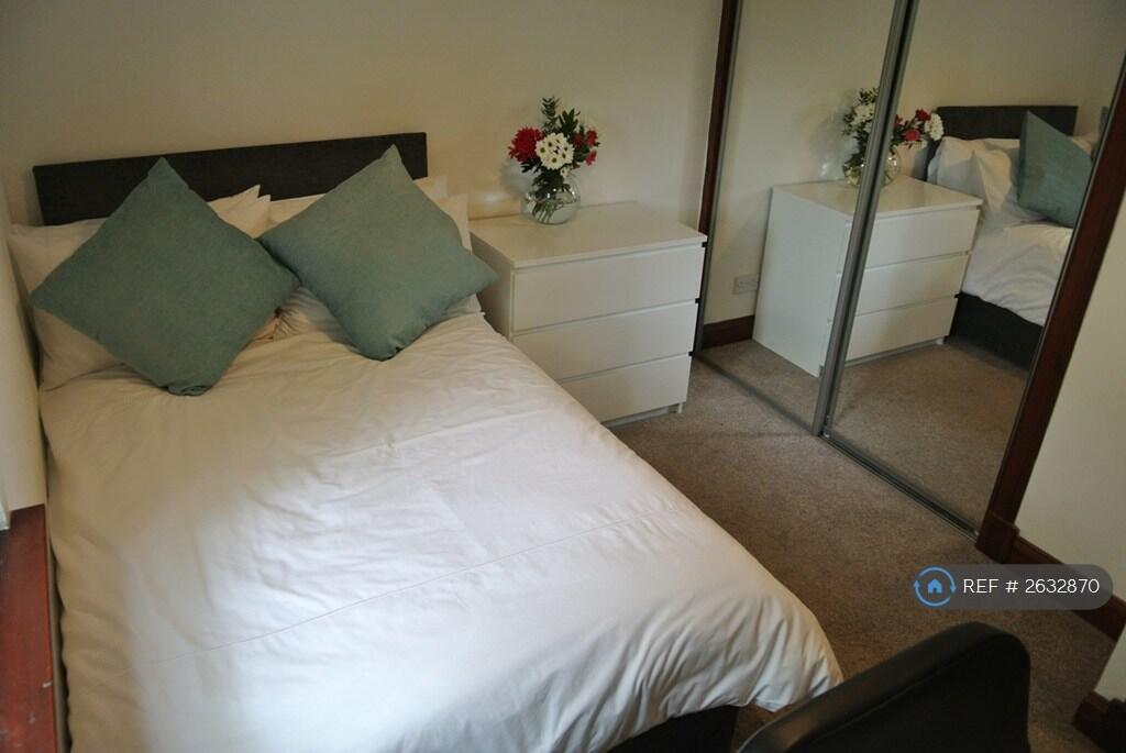 Spacious Bedroom With Mirrored Wardrobe