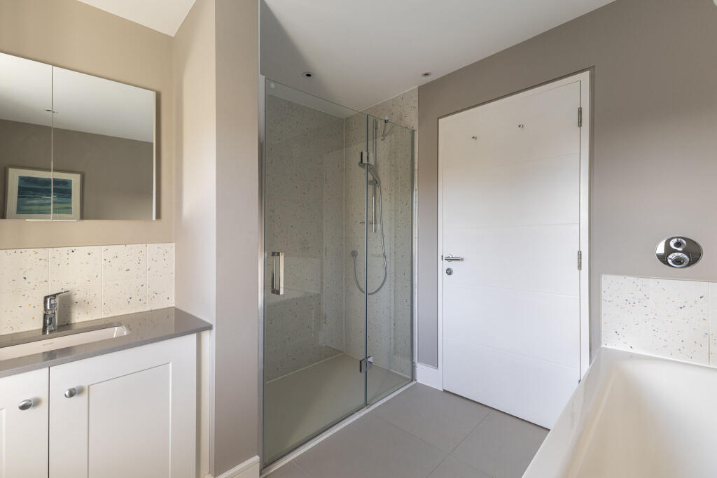 Principal Bedroom En Suite Bathroom