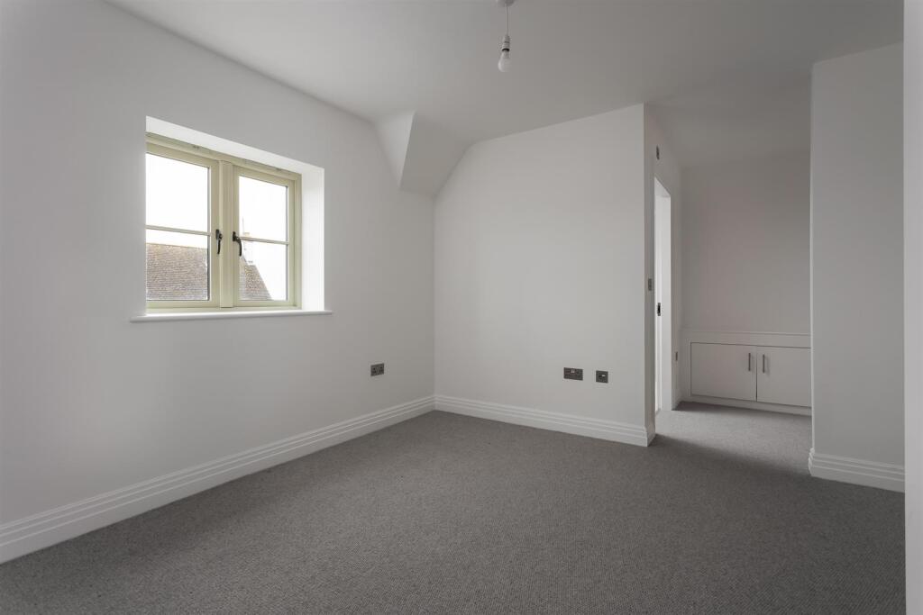 34 - Baddeley House - GL54 4NE - Web.jpg