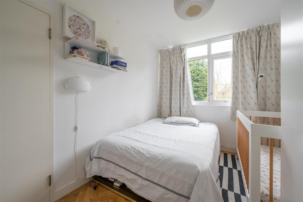 River Close E11