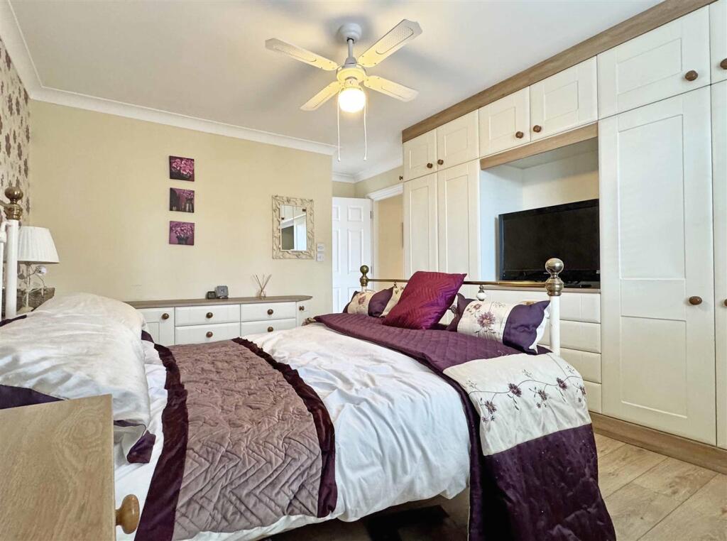 Master Bedroom b.jpg