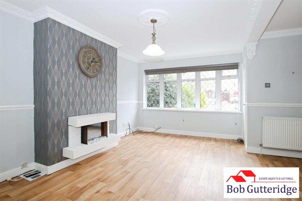 OPEN PLAN LOUNGE / DINING ROOM