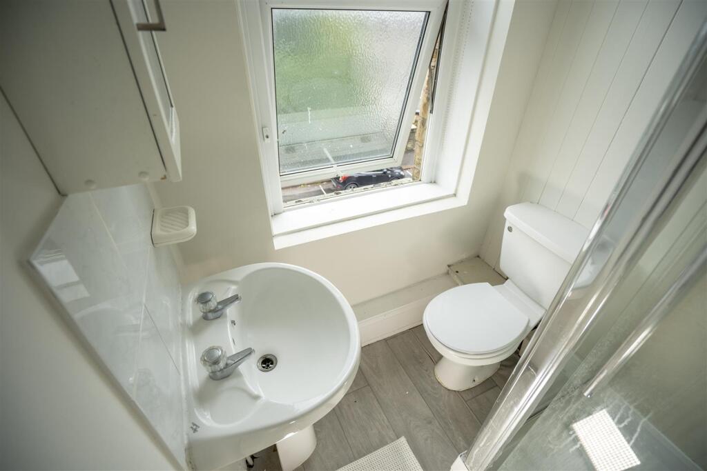 10 harcourt road shower room 1.jpg