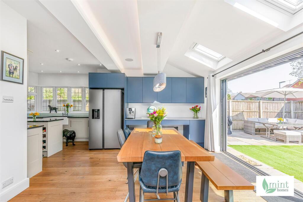 437__Woodham_Lane__Addlestone__Surrey__KT15_3QG29.