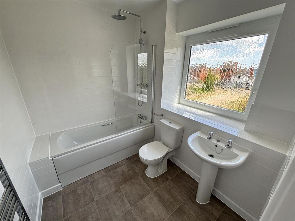bathroom 2nd floor.jpg