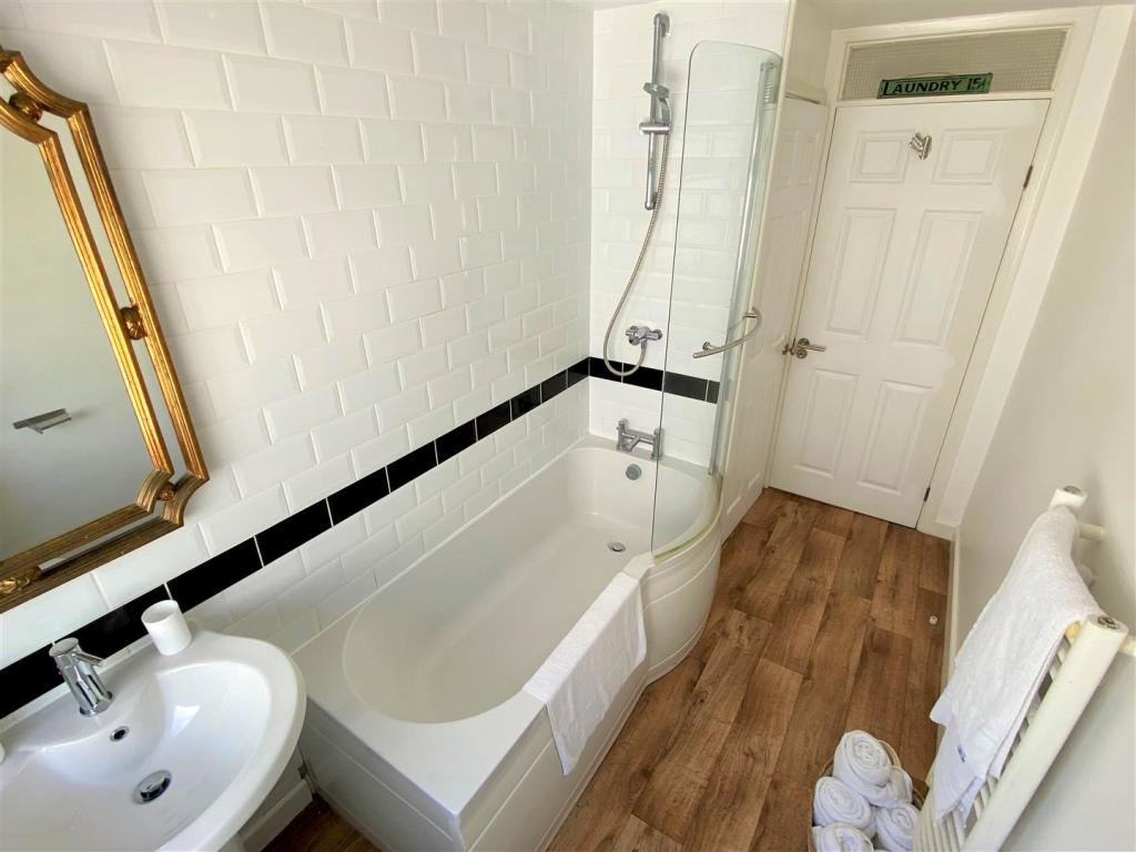 7 Riverside Court Bathroom
