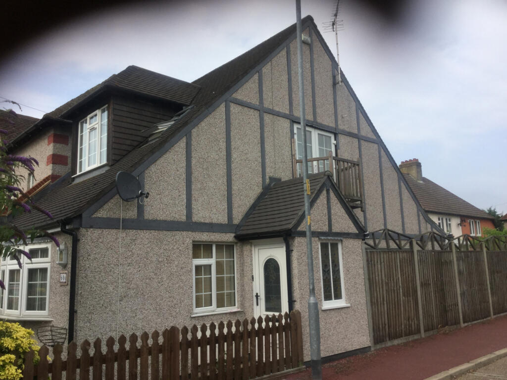 2 Bedroom House To Let - East Road, Chadwell Heat