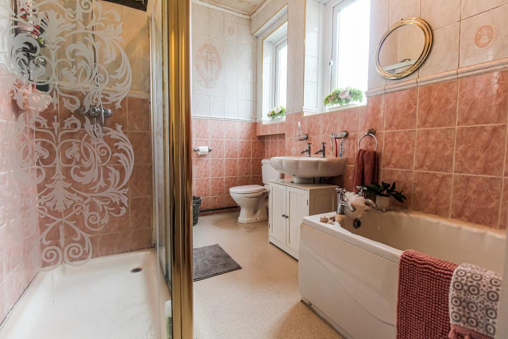 Family Bathroom 1