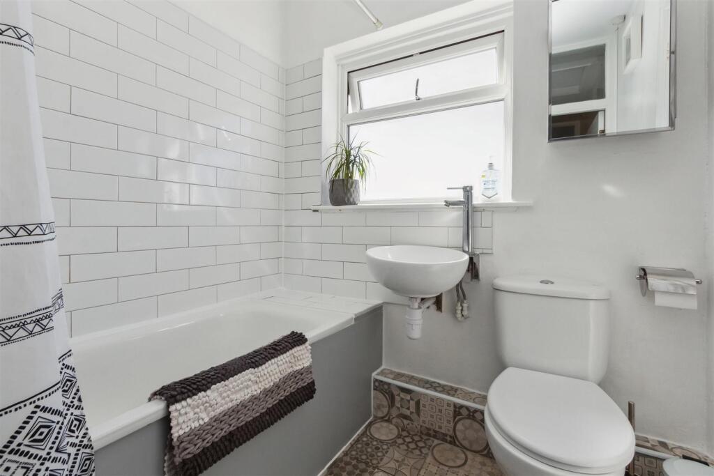 32 Norbury Cross, Norbury bathroom.jpg