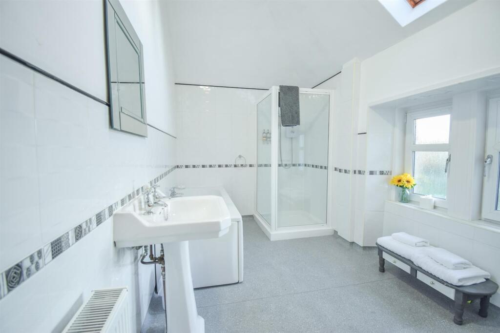 EN-SUITE BATHROOM.jpg