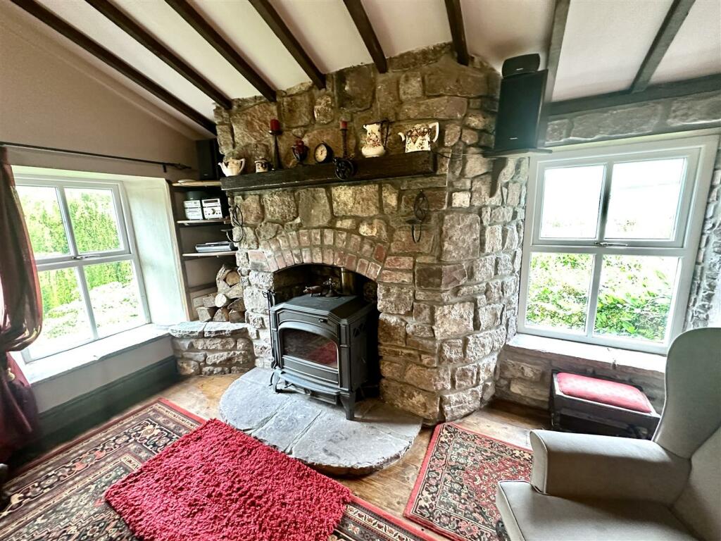 SITTING ROOM/BEDROOM