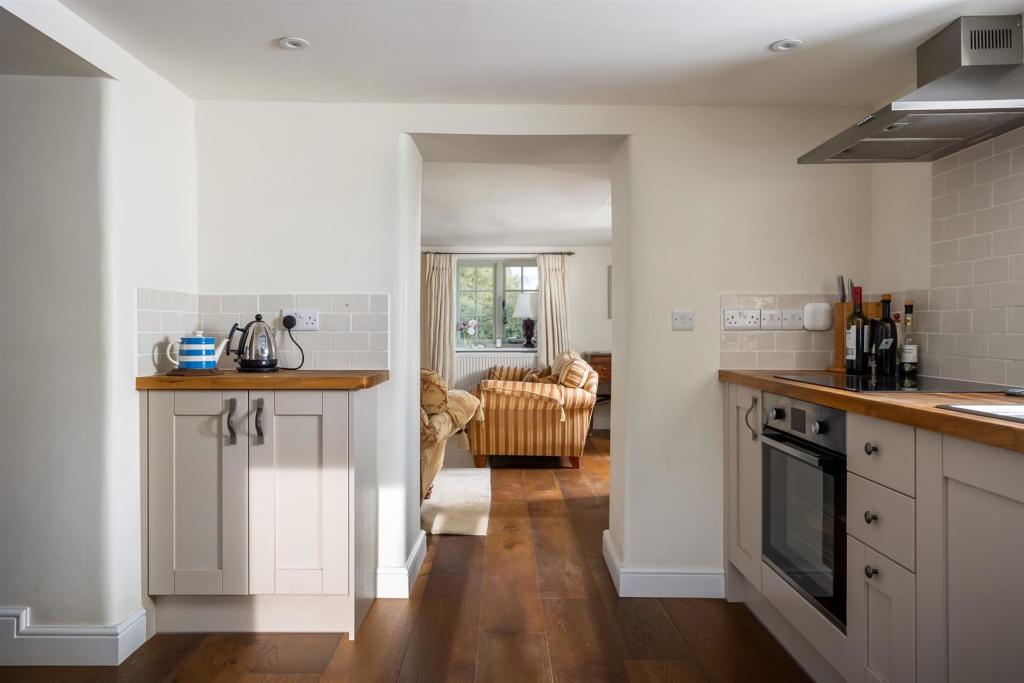 25 - St Anthony¿s Cottage - GL8 8TT - Web.jpg