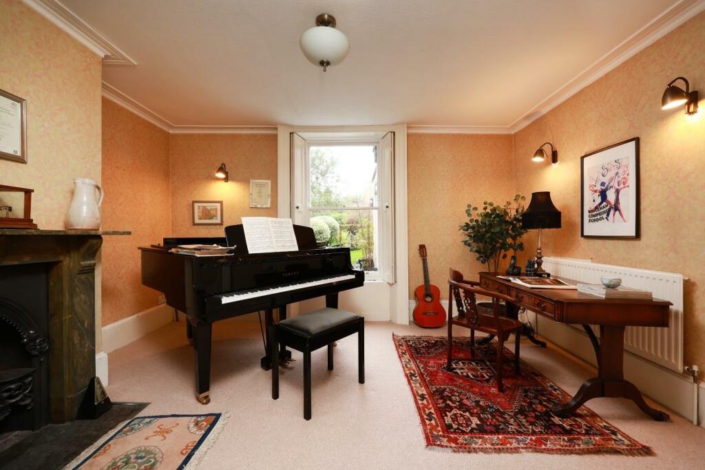 24 Montague Hill 16.JPG