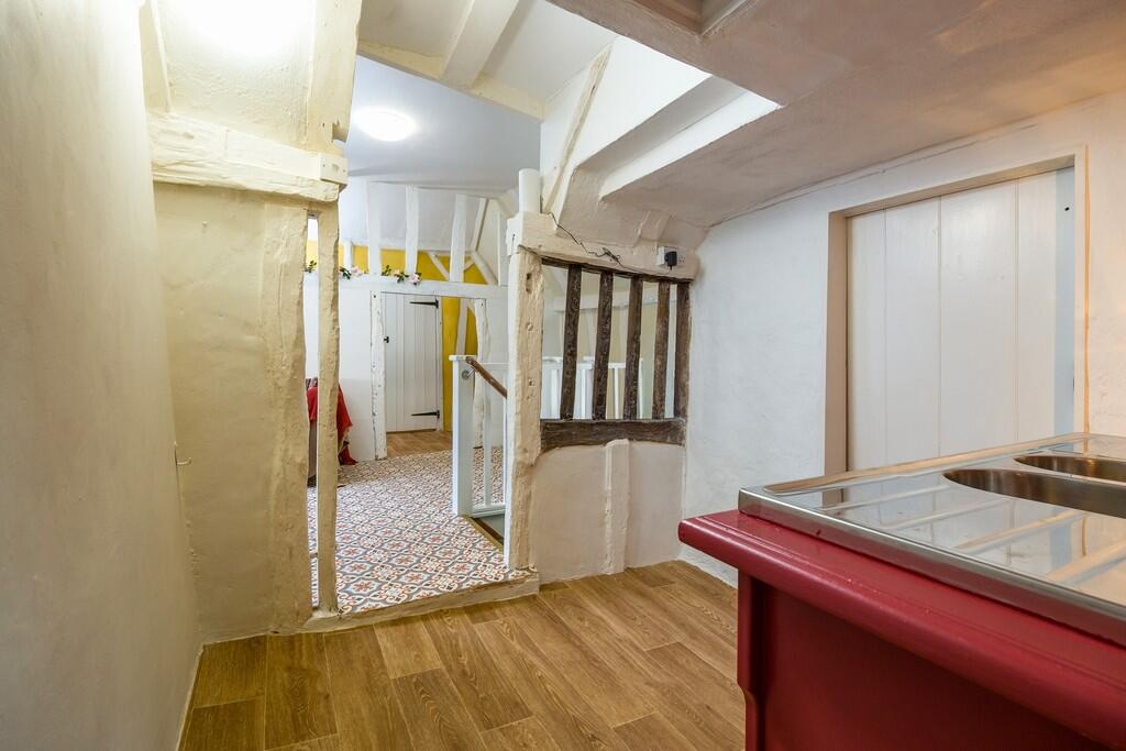 1440px-Crown Hill...