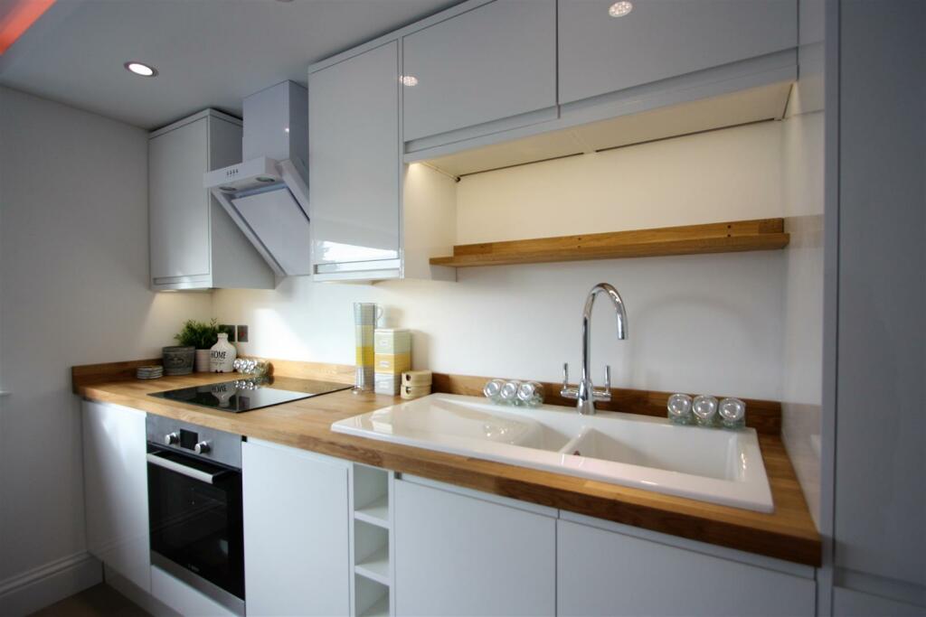 Flat 10, 10-12 Tolcarne Road Kitchen
