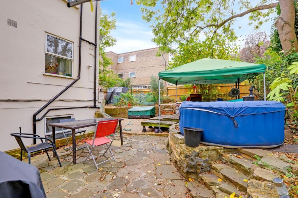 09-8762JHPropWorld - FLat 2, 76 Lawrie Park Road -