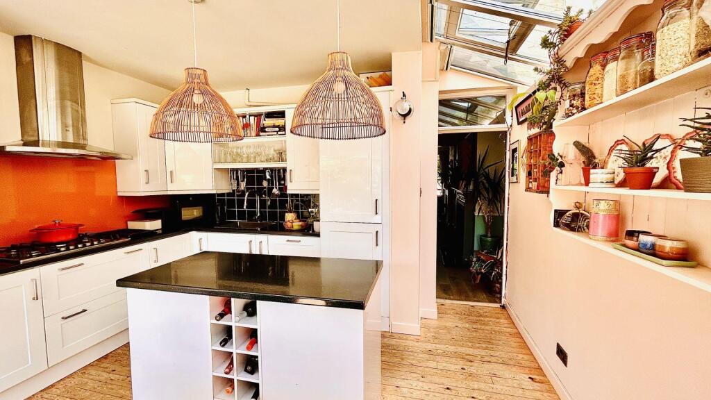KITCHEN/DINER VIEW 3