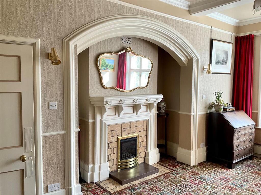 Dining Room Pic3.jpg