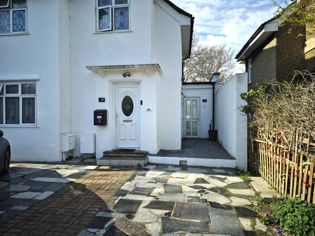 One bedroom flat in Canons Park