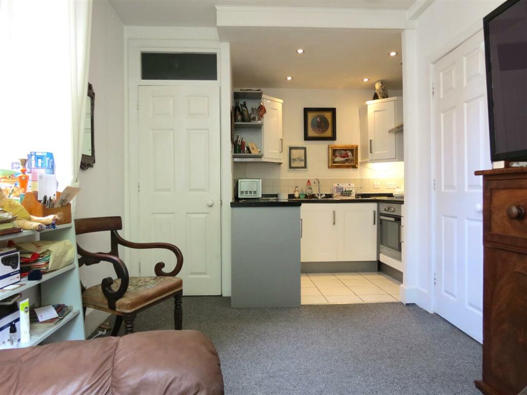 5 Watergate -NEW KITCHEN.JPG