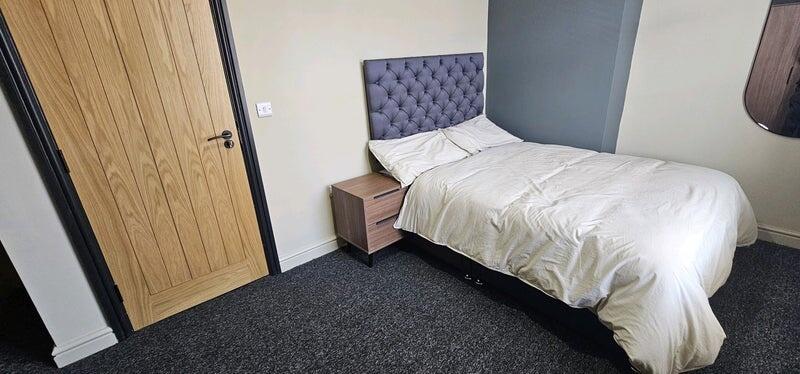 A neat and modern single bedroom featuring a co...