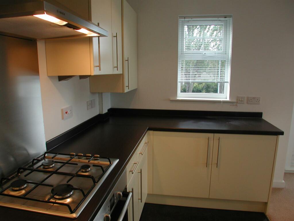 OPEN PLAN LOUNGE/KITCHEN AREA