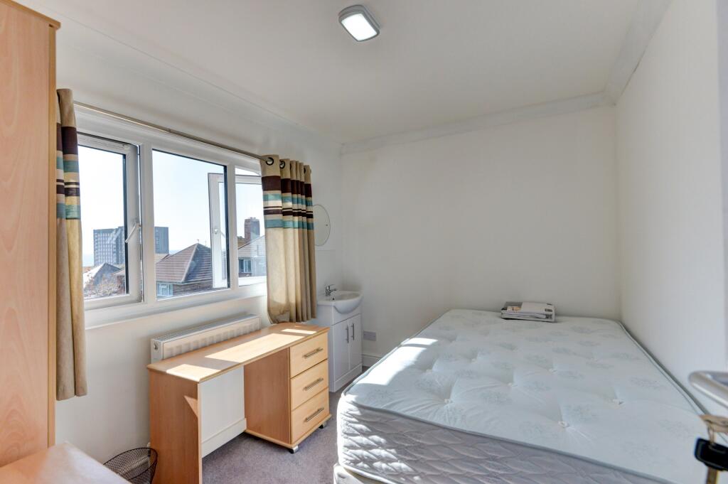 Bright and tidy single bedroom featuring a comf...