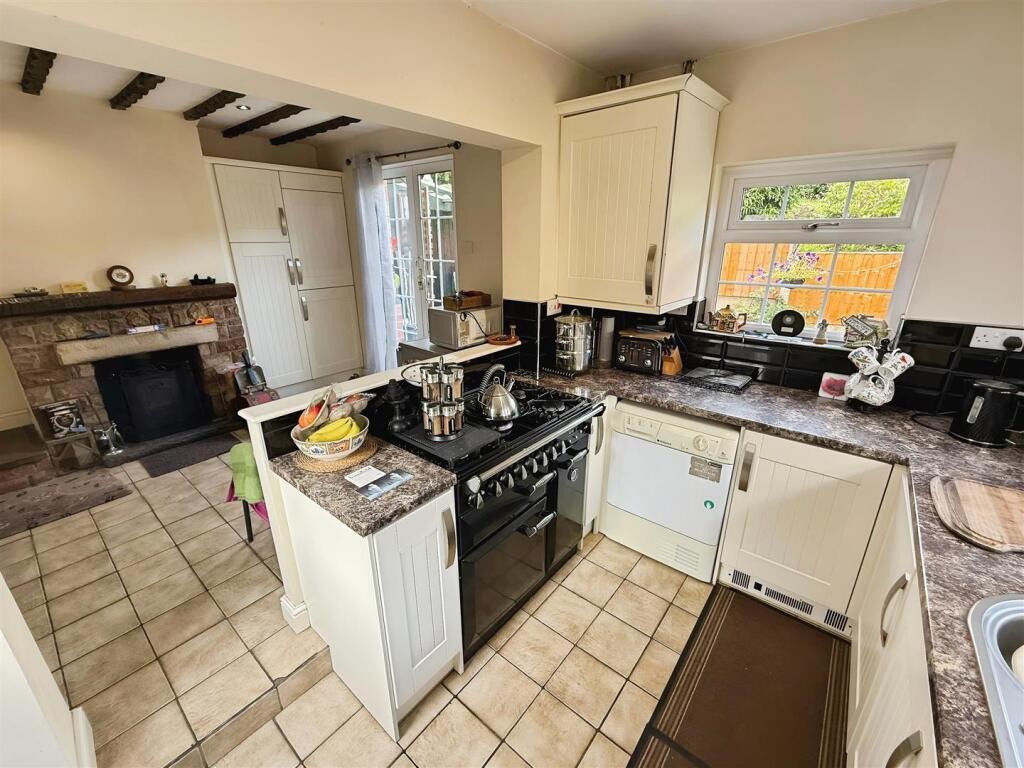 Kitchen/ Breakfast Room