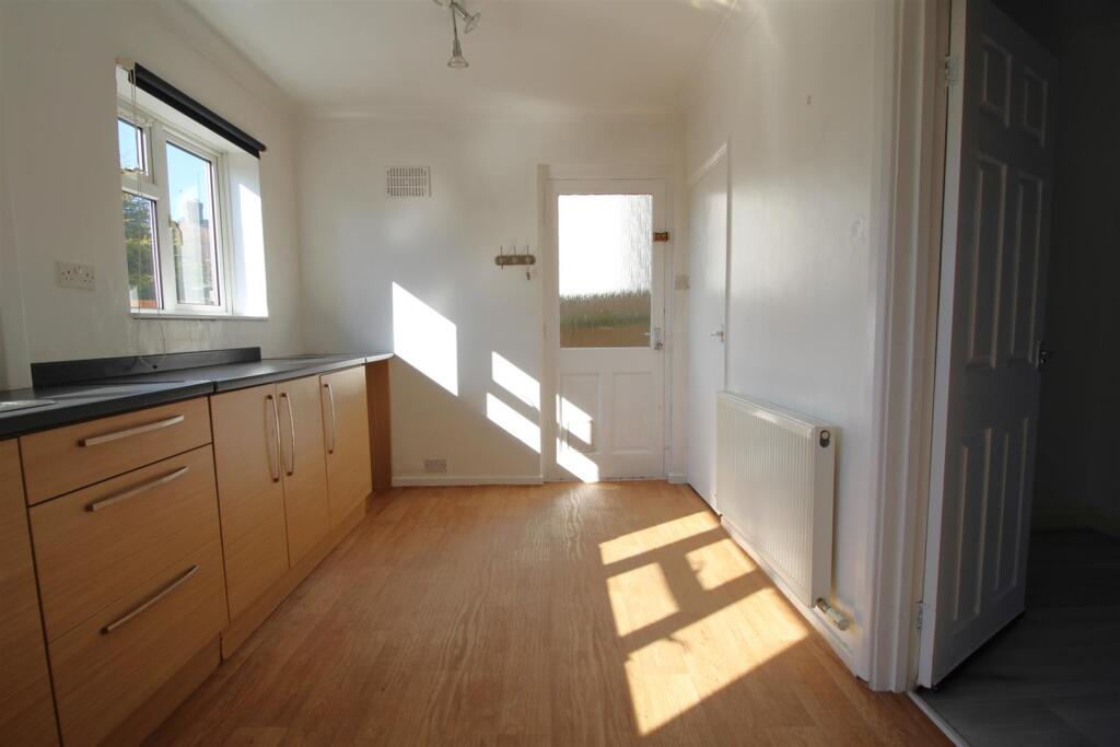 Kitchen 2.JPG