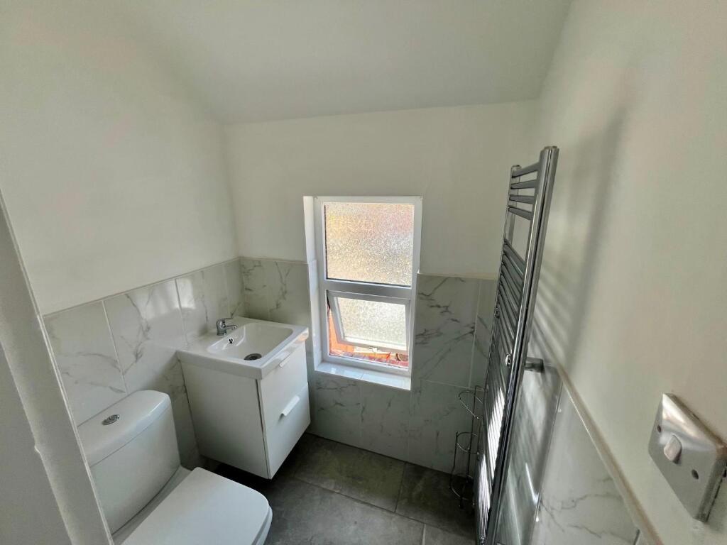 35 Upper Poole Road - WC.jpg