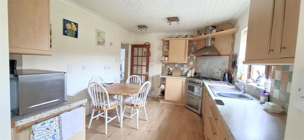 KITCHEN/BREAKFAST ROOM
