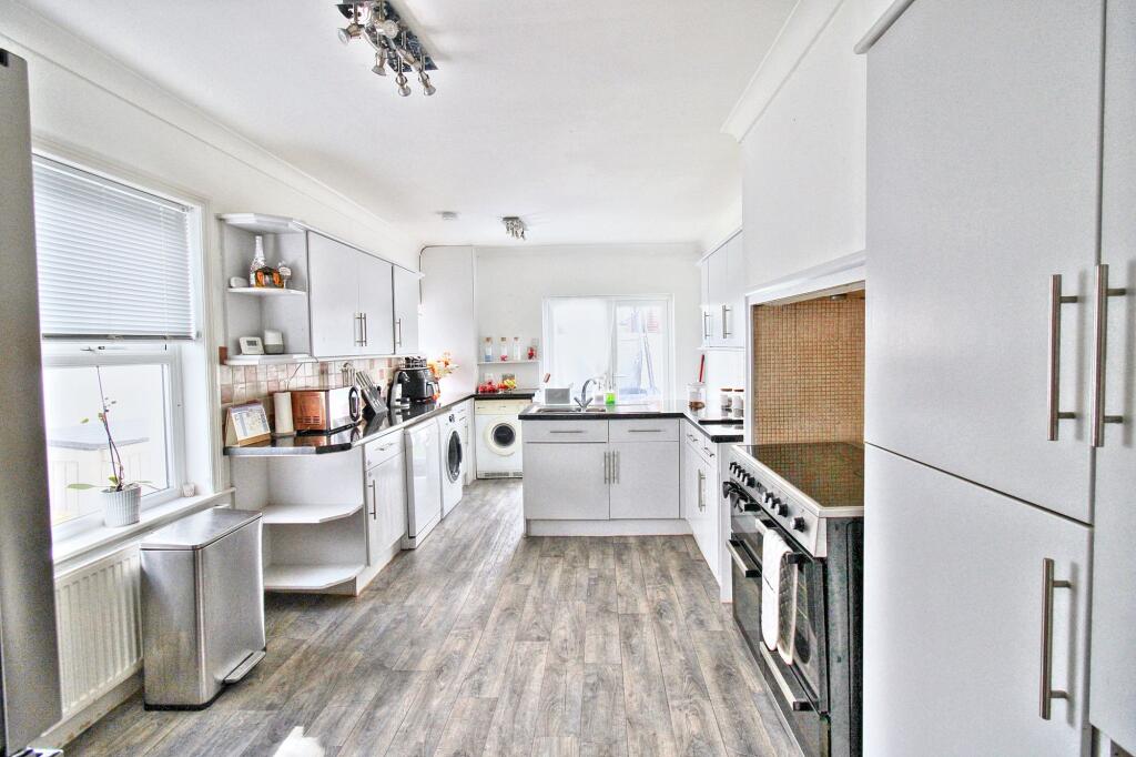 Kitchen/ Breakfast Room