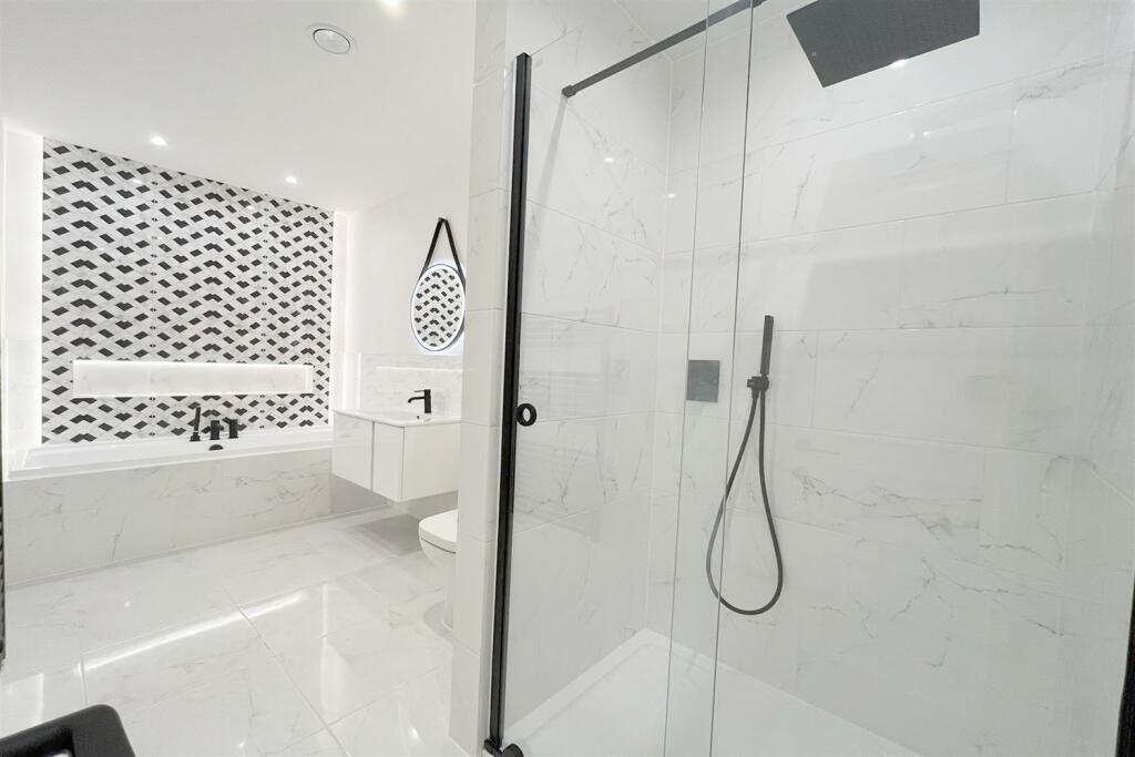 Master En-Suite Bath