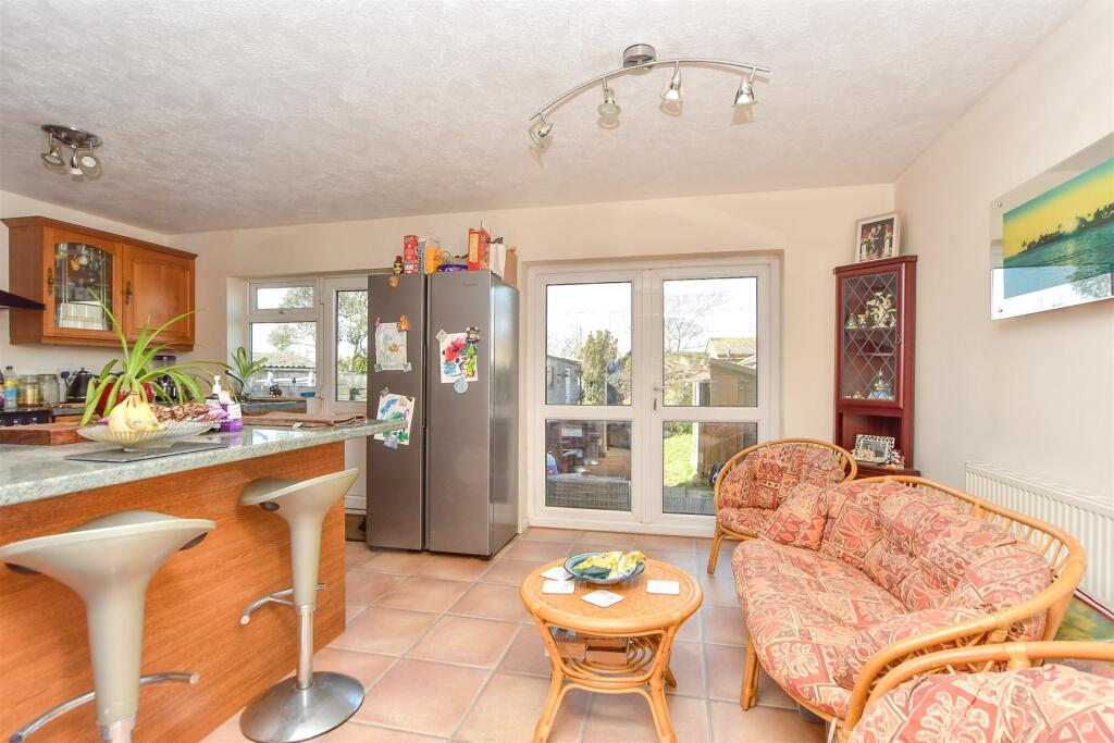 Kitchen/Breakfast Area