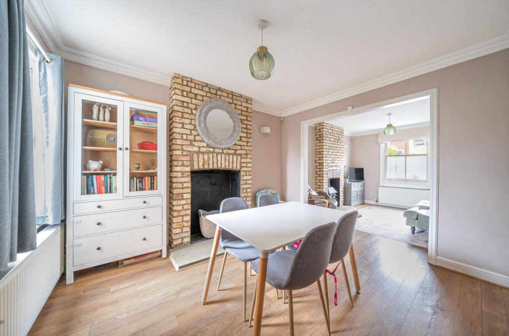 1298949-12-683589...