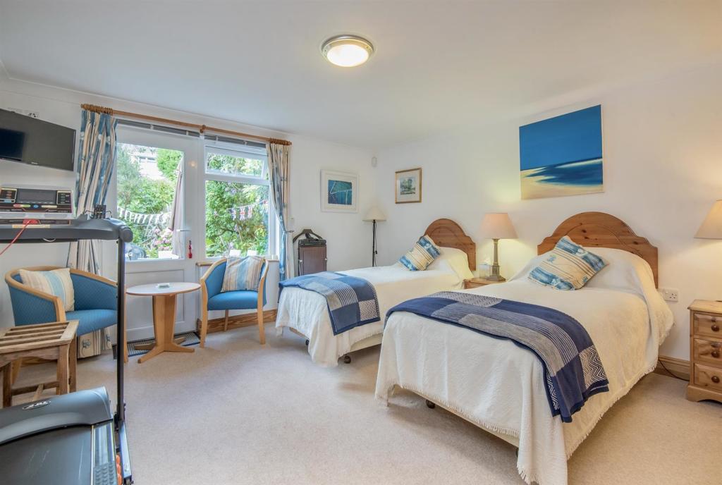 Guest Bedroom 2.jpg