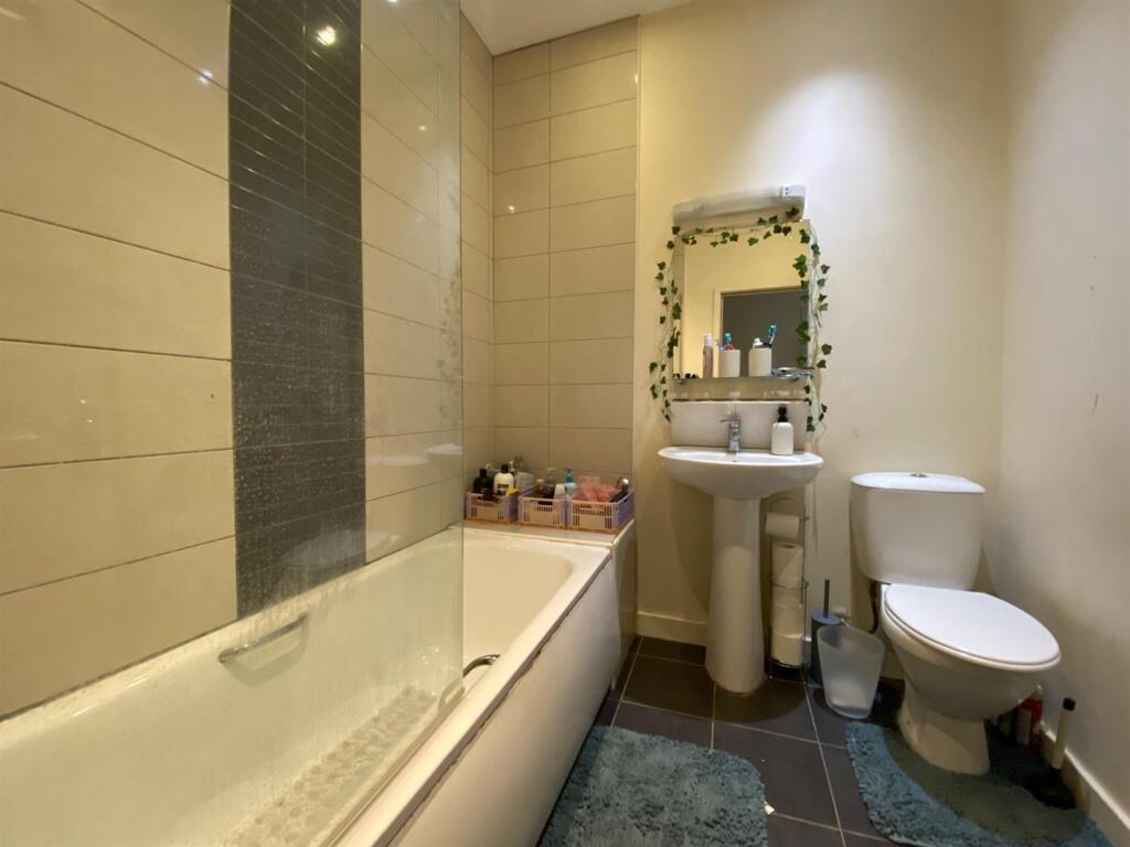 Bathroom (2).jpg